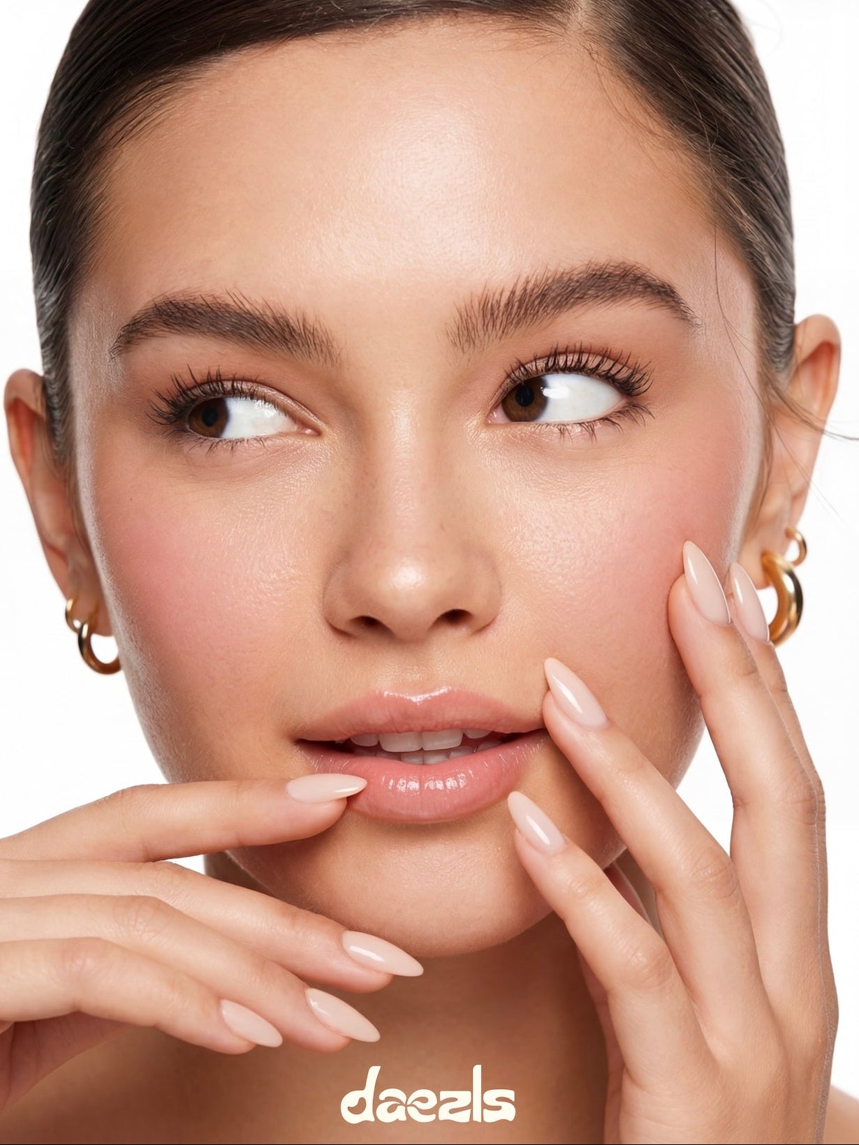Woman with clear skin and manicured nails, wearing gold earrings, with 'daezs' brand logo.